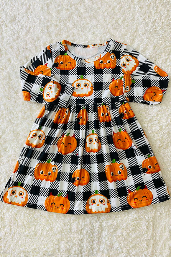 Cute pumpkins on black/white plaid girls dress DLH2627